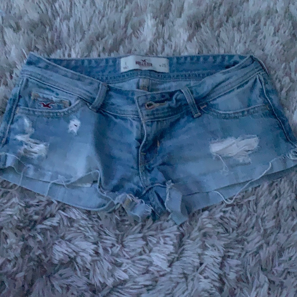 From hollister, size 1 and it’s a light blue